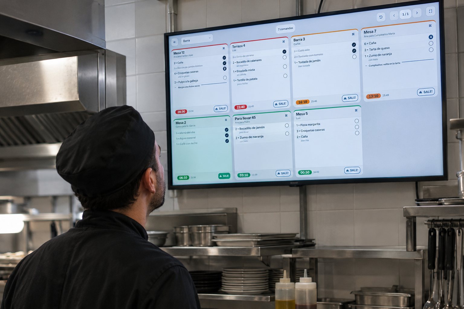 Cocinero en su cocina con VisorComandasFácil en pantalla